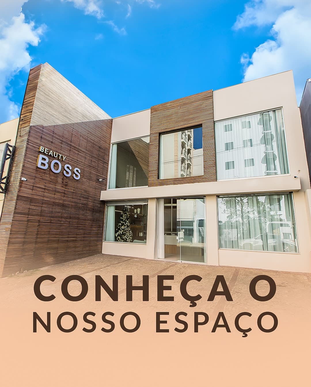 Fachada do Beauty Boss: parede de madeira ripada com o nome em letras e vidraças no térreo e no andar de cima